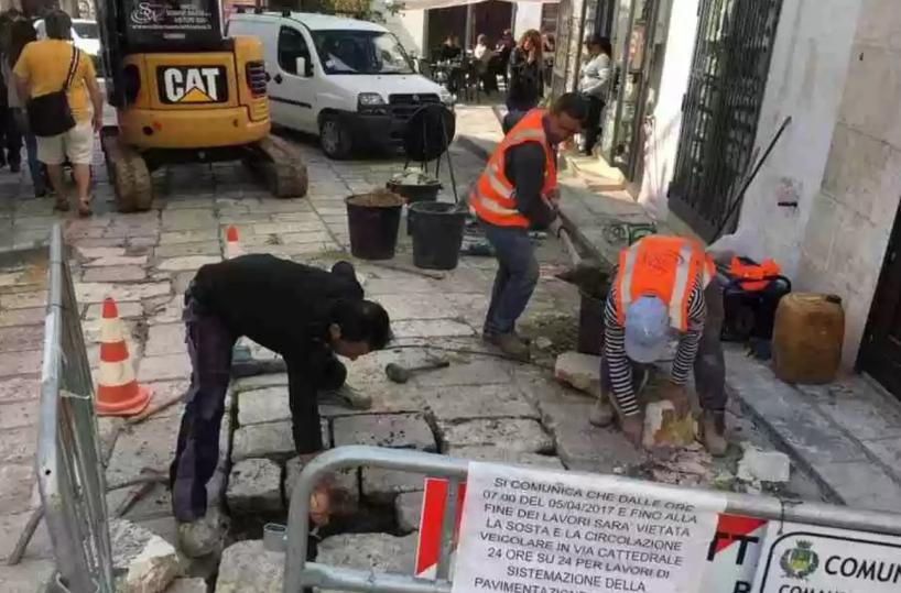 Ostuni, da stamattina le nuove «chianche» lungo via Cattedrale