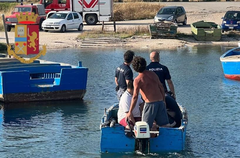 Taranto, il gommone affonda durante battuta di pesca: due giovani salvati dalla polizia