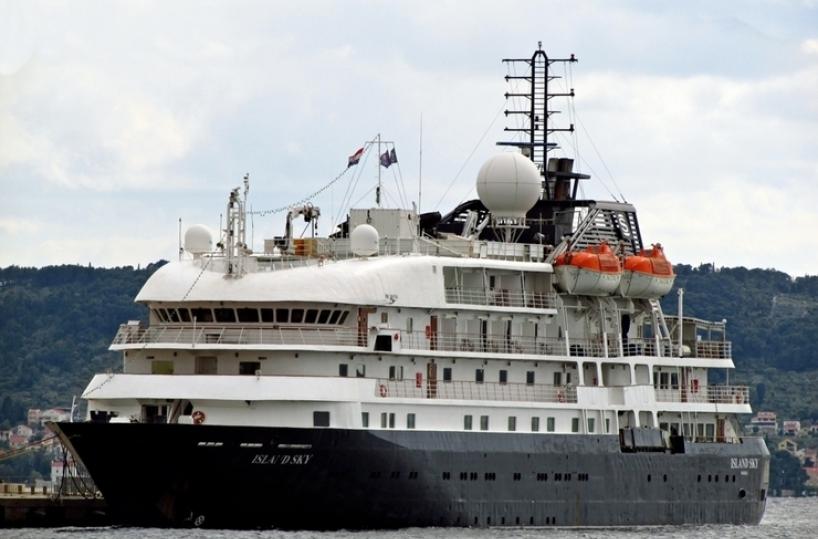 Crociere, a Taranto fa tappa la nave luxury Island Sky