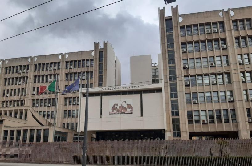 Sesso con una 13enne, rimasta incinta e poi abortì: patteggia due anni 