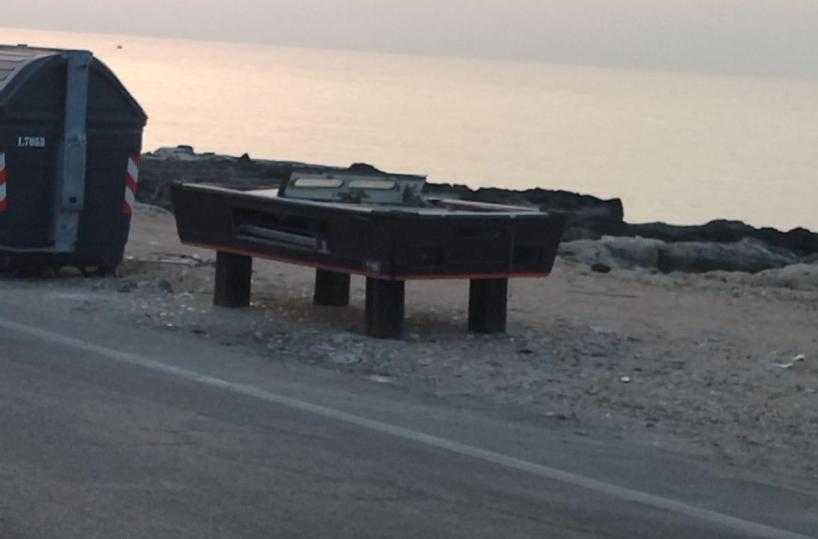 E nell'alba sulla scogliera di Bari troneggia un tavolo da biliardo 