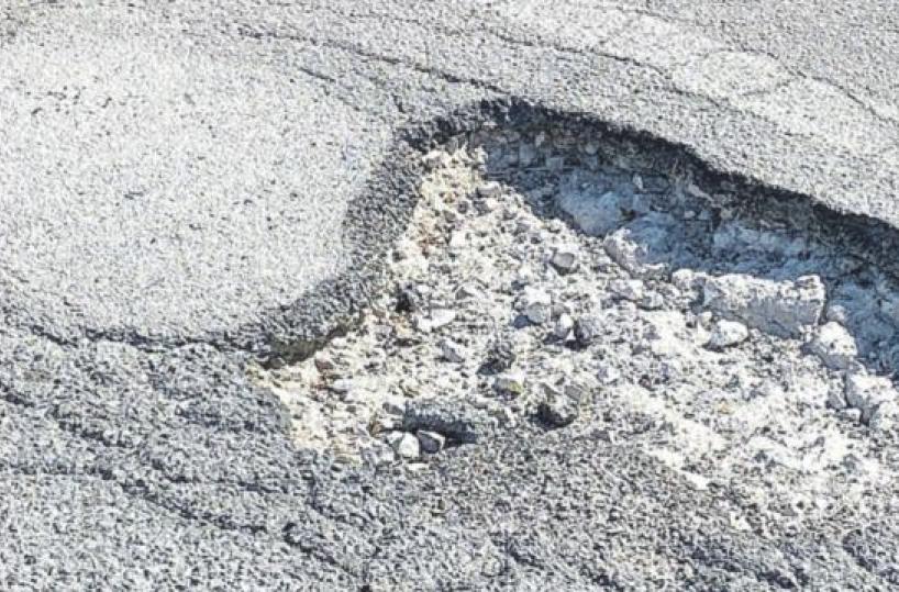 Potenza, via Scotellaro a Macchia Giocoli: strada «gruviera» nella foresta