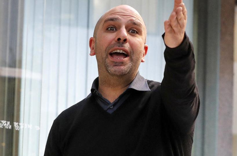 Checco Zalone non fa sconti a nessuno e all’Amore ci aggiunge l’Iva
