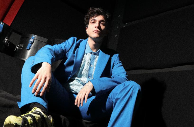 Matera, un biglietto per il concerto di Tananai a chi riesce a stare più tempo senza cellulare