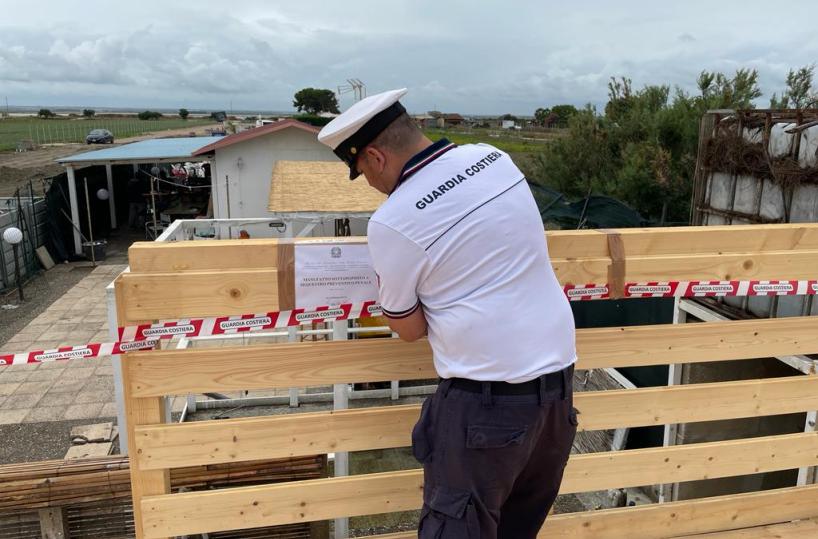 Margherita di Savoia, sigilli ad una pedana abusiva sulla scogliera, due denunce