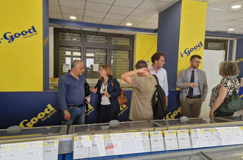 Andria, esplode ordigno davanti a negozio di prodotti ittici: danni, indaga la polizia