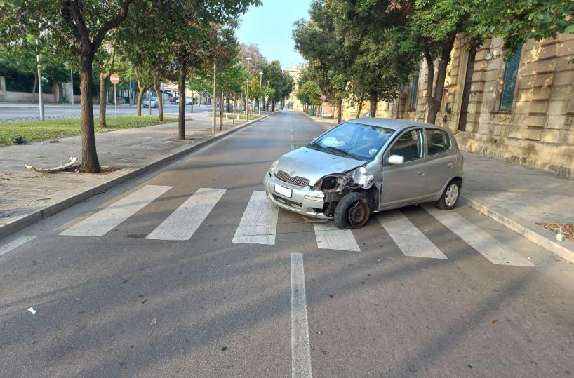 Lecce, schianto all'alba sul viale dell'Università: ferito un uomo