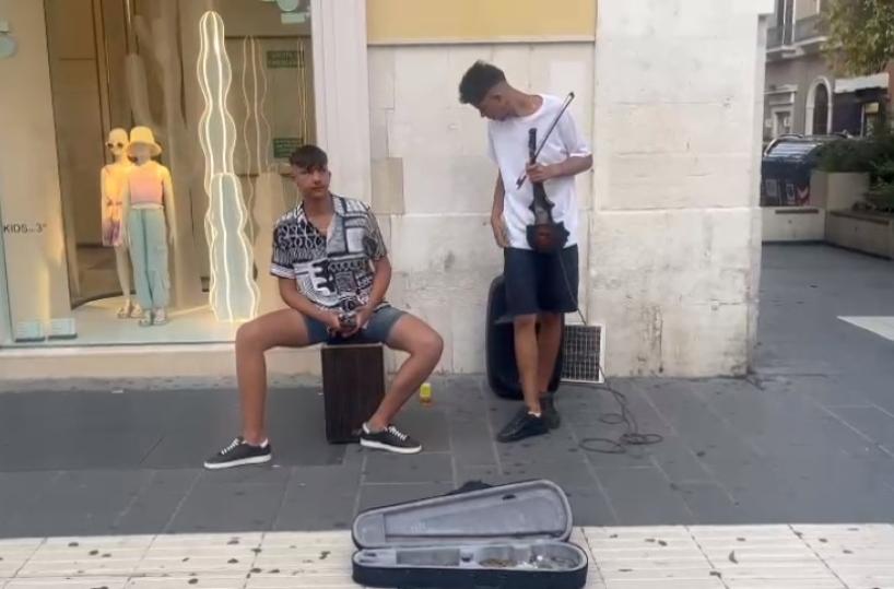 Bari, assolo di violino in via Sparano: ad alimentarlo è il sole