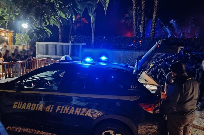 Galatina: finanzieri al mega party abusivo nella villa con piscina