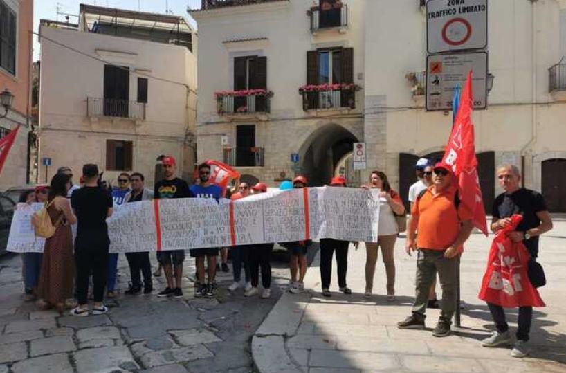 Barletta, lavoratori della Sanitaservice in piazza: «Ridateci il lavoro» 