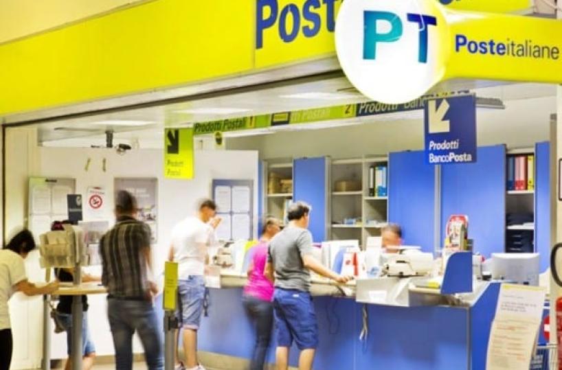 Taranto, nasconde videocamera nel bagno delle donne alle Poste: direttore ai domiciliari