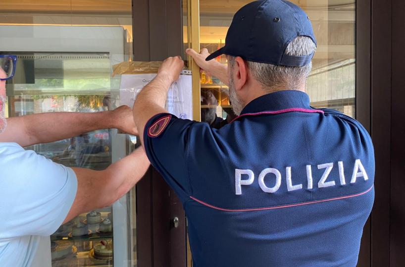 Taranto, uomo ucciso con 5 colpi d’arma da fuoco per strada 