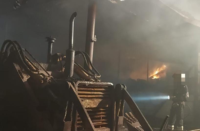 Pomarico, incendio brucia e danneggia un capannone: indagini in corso