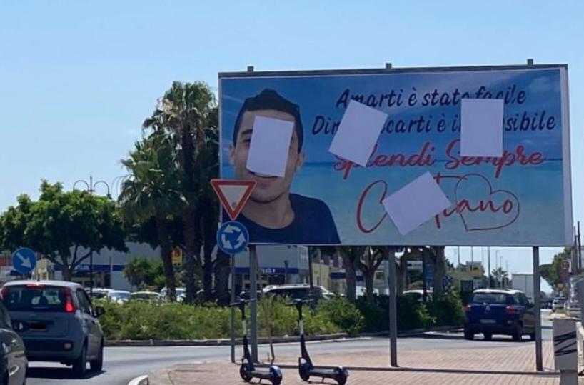 Lecce, 23enne morì in incidente, il manifesto in suo ricordo è abusivo e viene oscurato. Scoppia la polemica
