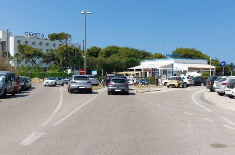 Gallipoli, la sosta è selvaggia: in spiaggia all’alba per trovare parcheggio
