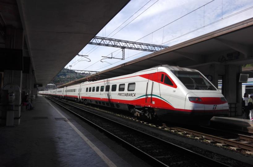 Fiocco rosa a bordo di un Frecciabianca: capotreno fa nascere una bimba nel vagone