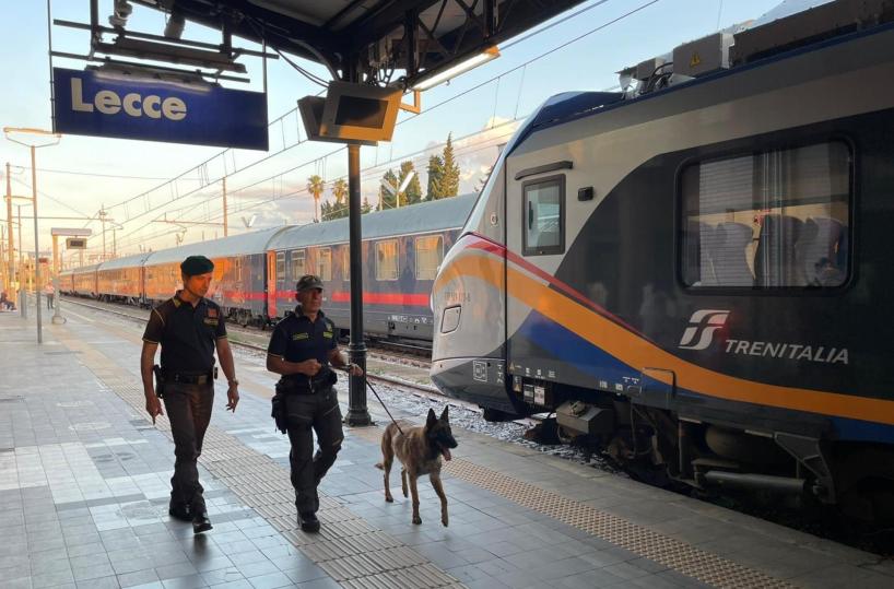 Pioggia di controlli antidroga nel Salento: 2,8kg di sostanze sequestrati, denunce