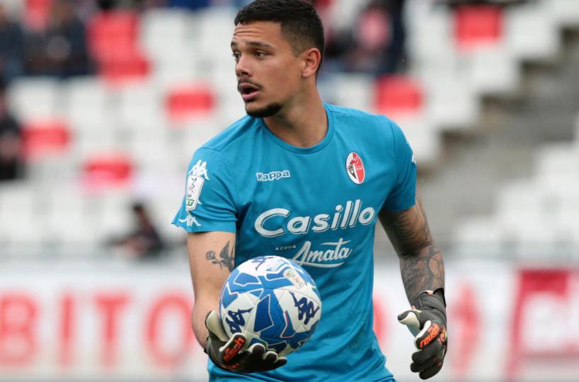 Bari, intrigo portiere e si apre anche la caccia al bomber