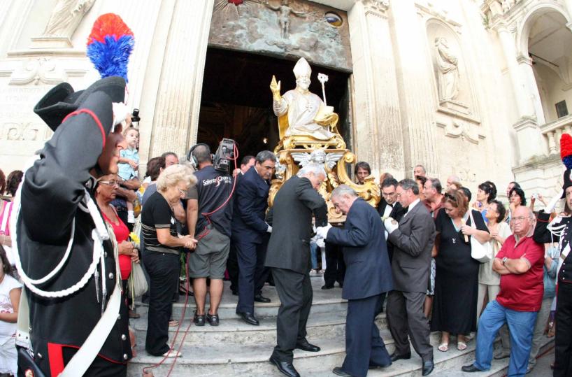 Lecce, i portatori delle statue dei Santi Patroni: «Siamo anziani, cerchiamo forze fresche»
