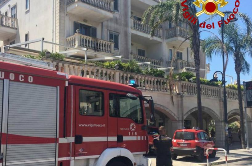 Gallipoli, si rompe la balaustra di un balcone, intervengono i Vigili del fuoco