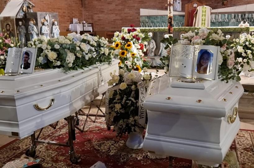 Foggia, l'intera città all'ultimo saluto per Ilaria e Nicola, morti nell'incidente di sabato 