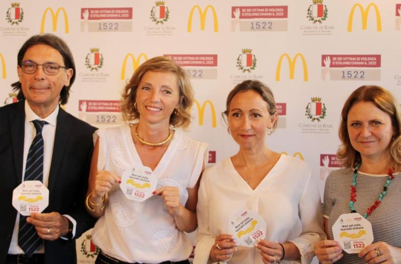Femminicidi, nei bagni di undici fast food adesivi con il numero 1522 per chiedere aiuto