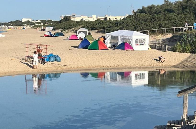 Installano maxi tenda in riva al mare a Manduria: multa di 500 euro