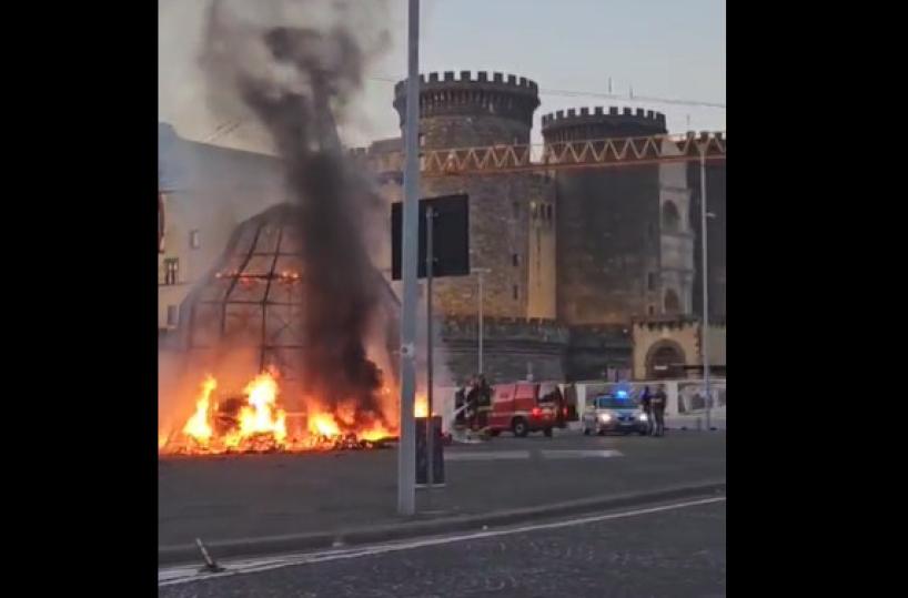 Napoli, a fuoco l'installazione della «Venere degli stracci» di Pistoletto