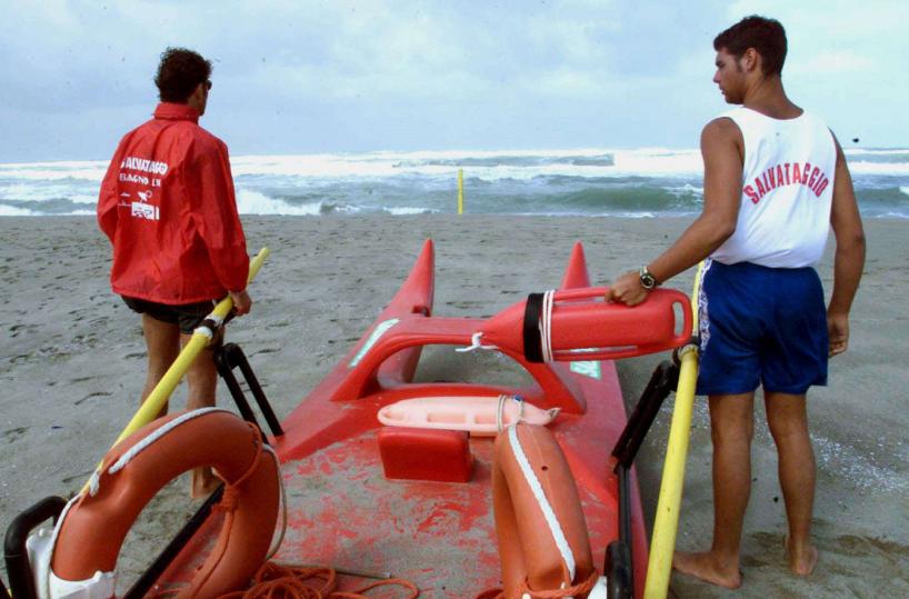 Gallipoli, studenti-bagnini salvano anziana che stava annegando: «Brevetto preso a scuola»