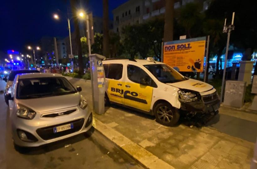 Bari, taxi invade marciapiede su corso Cavour: bimba di 5 anni salva per miracolo 