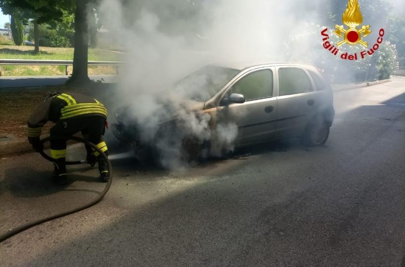 Brindisi, l'auto a fuoco per autocombustione e finisce contro un'altra macchina