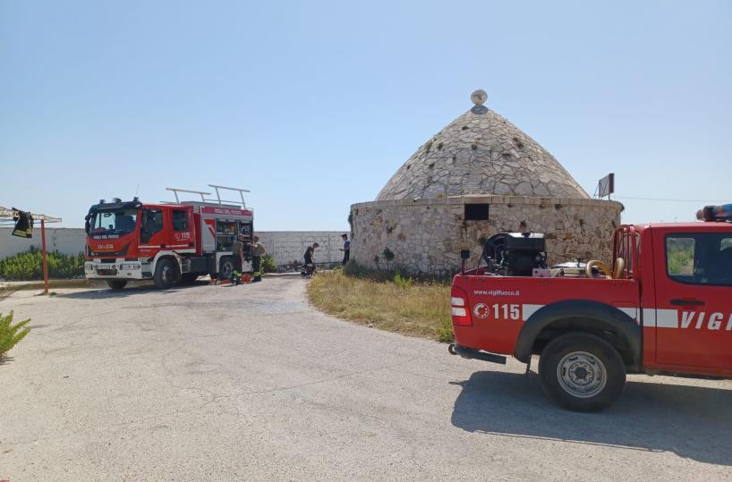 Bari, fiamme nel trullo dell'ex lido sul lungomare: vigili del fuoco al lavoro