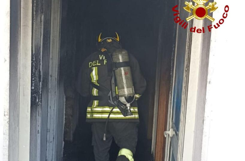 A fuoco la cantina di una palazzina nel Leccese,  una ragazza intossicata