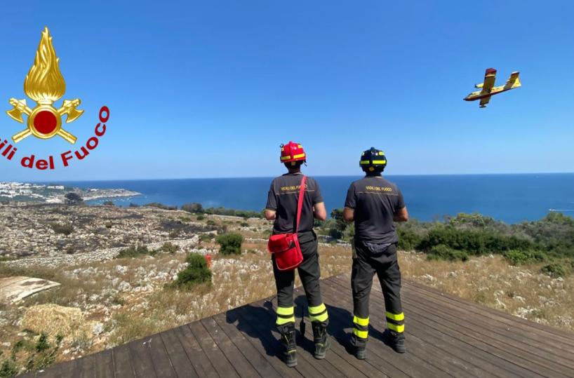 Salento ancora divorato dagli incendi: interventi a Castro a ridosso del BluBay, e a Marittima di Diso