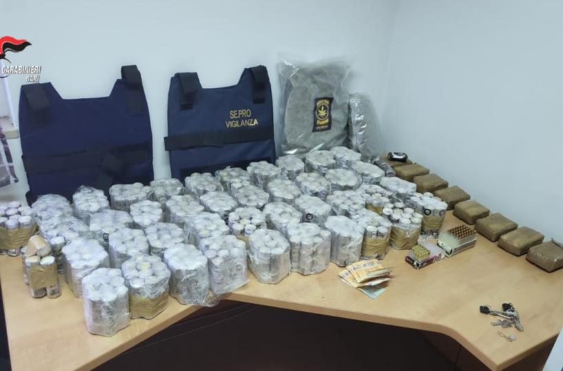 Bari, in casa oltre 50 chili di droga, cartucce e giubbotti antiproiettili: arrestato 32enne