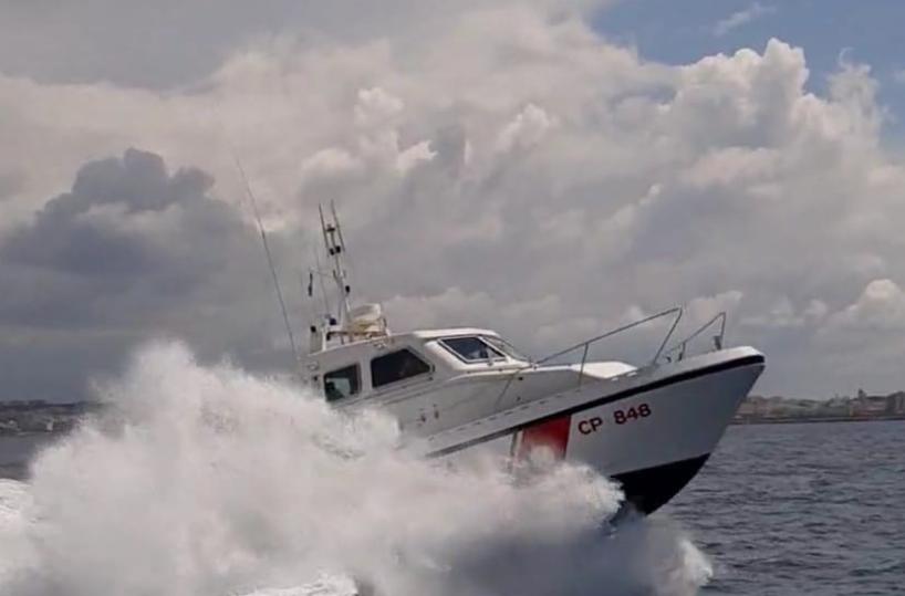 Turisti in barca a vela s'incagliano nelle secche di Ugento: salvati