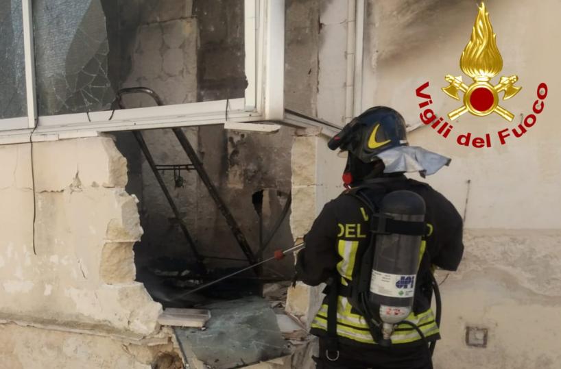 Brindisi, colpi di motosega nel bosco per domare un rogo infernale
