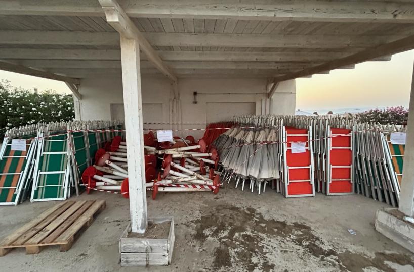 Margherita di Savoia, sequestrati 250 ombrelloni e lettini abusivi: due denunce