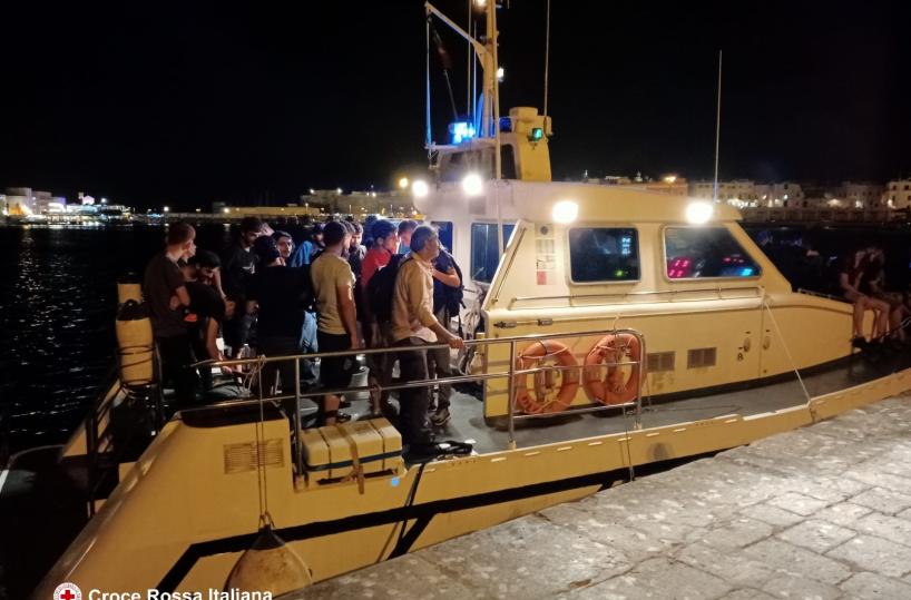 Salento, due sbarchi di migranti in poche ore: 80 persone, anche una donna incinta