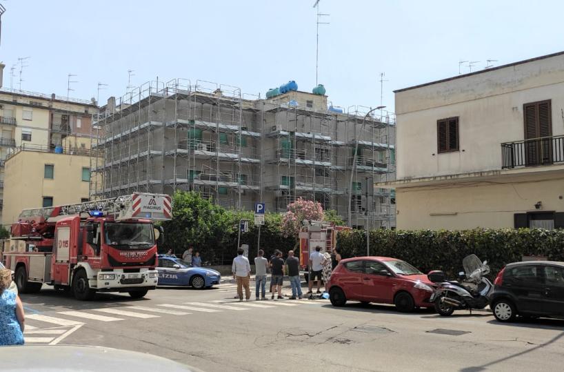 Lecce, scoppia il serbatoio d'acqua: esplosione in una palazzina popolare, paura in centro