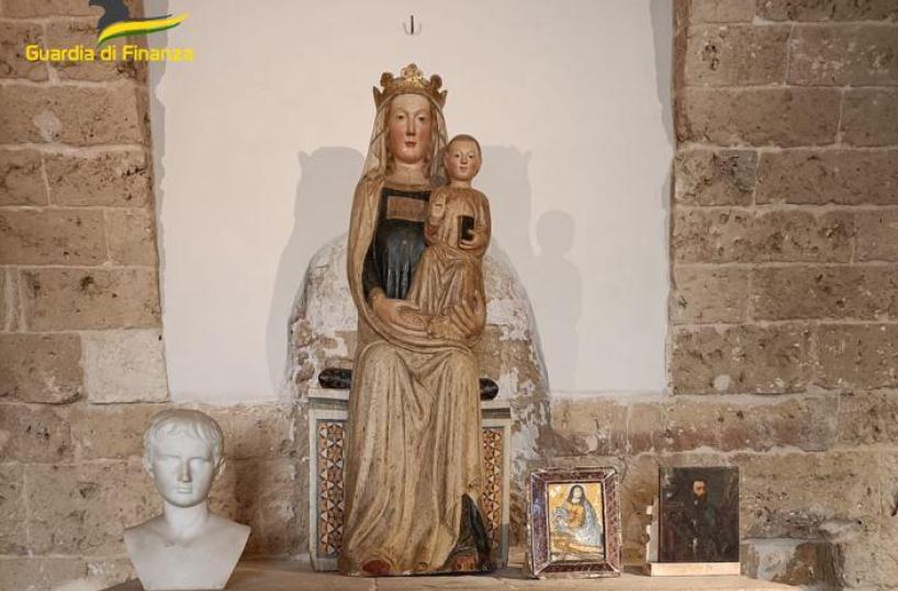 Statua del XIV secolo torna a casa: trovata a Bitonto 47 anni dopo il furto