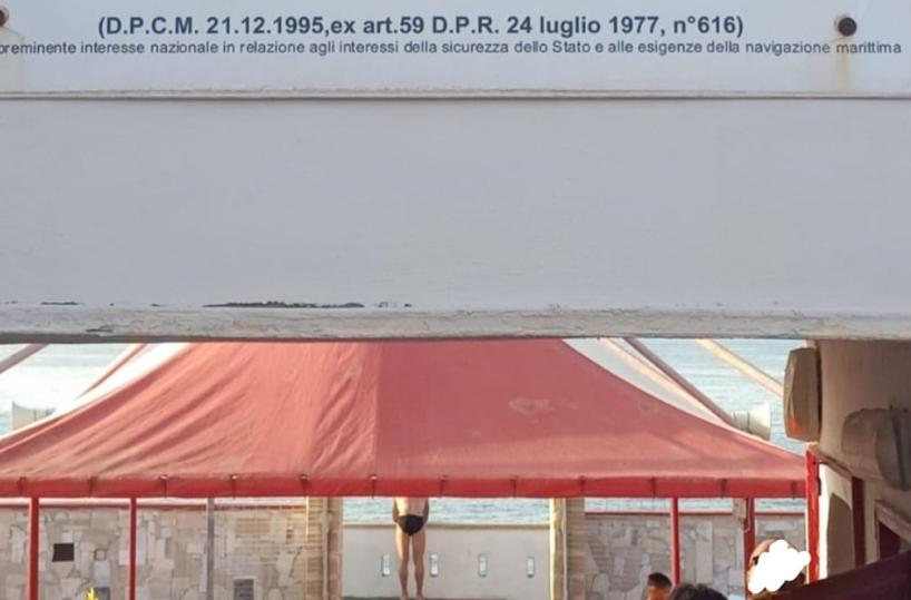 Brindisi, un ragazzo cade dalla barca: scatta l'operazione salvataggio