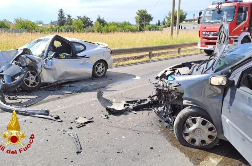 Scontro fra auto sulla provinciale Oria-Manduria: uomo estratto dalle lamiere