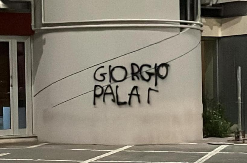 Lecce, scritte minacciose contro il consigliere di minoranza Giorgio Pala