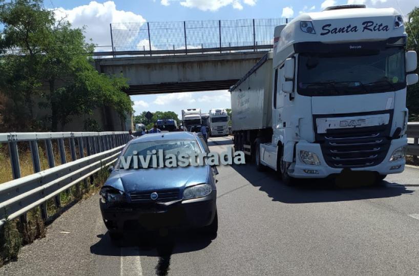 Tamponamento sulla SS100 a Casamassima: un camion e 3 auto coinvolti, 3 feriti
