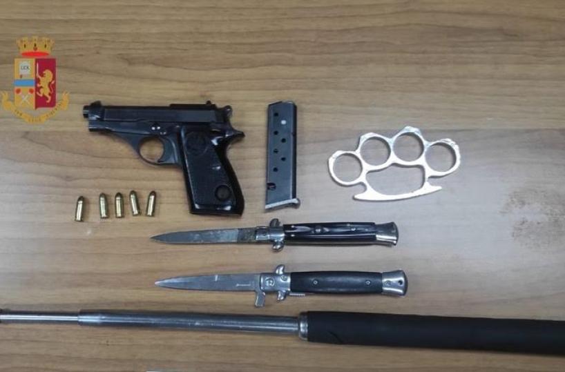 Taranto, sullo scooter armato di pistola, coltelli e sfollagente: arrestato