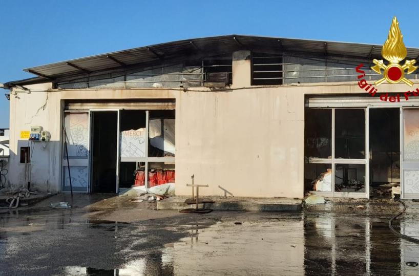 Cavallino, fiamme in un capannone industriale: distrutta merce e attrezzature