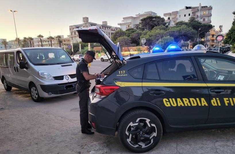 Gallipoli, pioggia di controlli a Baia Verde: navette abusive, lavoro nero, affitti non dichiarati per 40mila euro