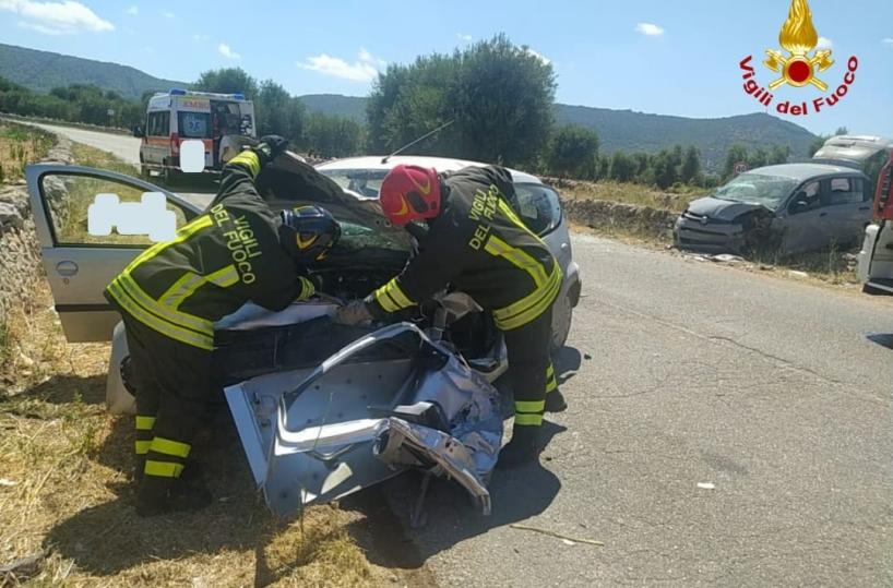 Scontro fra due auto tra Fasano e Cisternino: muore 83enne, 4 feriti, anche un bambino