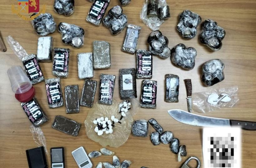 Taranto, la polizia recupera due chili e mezzo di hashish in uno scantinato: 43enne in manette